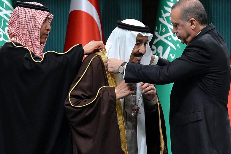 الرئيس التركي أردوغان يقلد العاهل السعودي سلمان بن عبدالعزيز أعلى وسام تركي