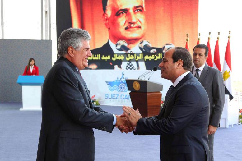 الرئيس المصري عبدالفتاح السيسي يصافح عبدالحكيم ناصر ابن الرئيس المصري الراحل جمال عبدالناصر