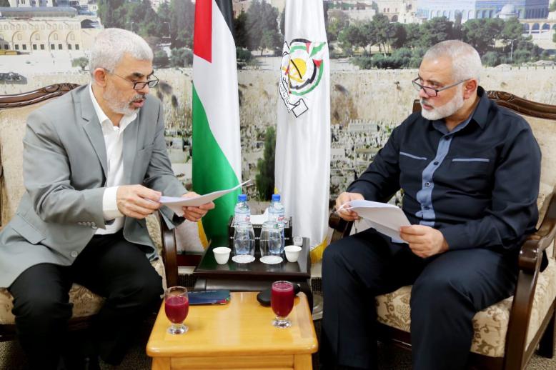 اسماعيل هنية رئيس المكتب السياسي لحماس في غزة والقيادي يحيى السنوار 