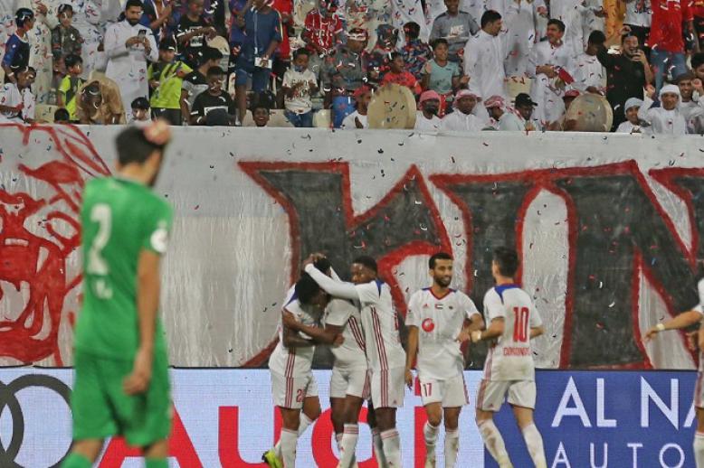 لاعبو الشارقة يحتفلون بفوزهم الكبير والمهم على الامارات