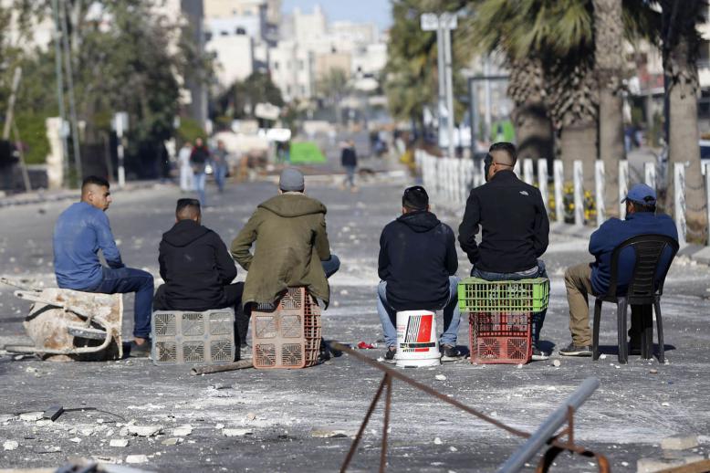 فلسطينيون يقطعون طريقا رئيسية في الضفة بالقرب من رام الله