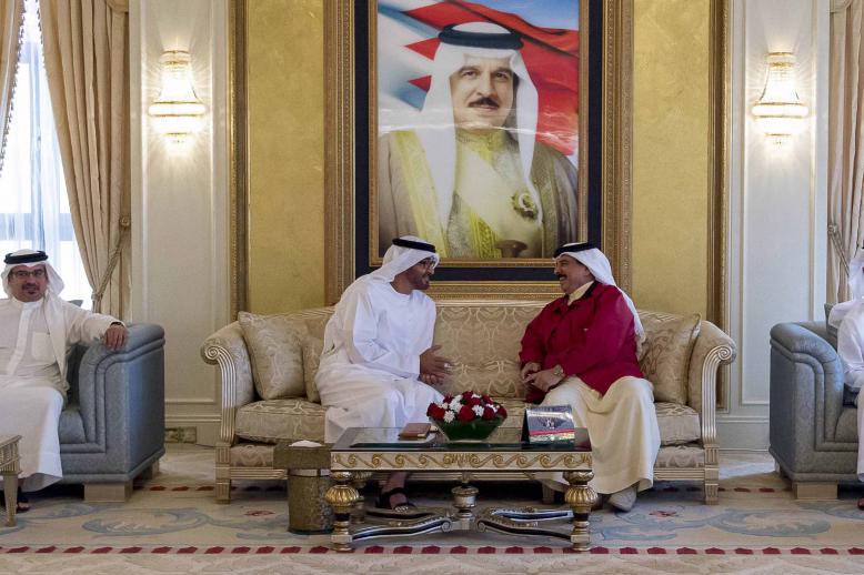 الشيخ محمد بن زايد آل نهيان ولي عهد أبوظبي وعاهل البحرين الملك حمد بن عيسى آل خليفة