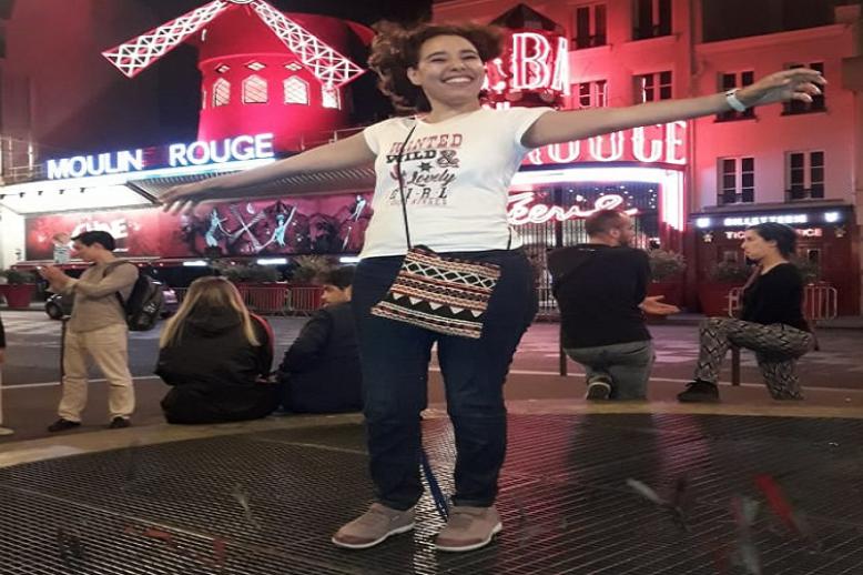 أمينة ماء العينين تثير ضجة بظهورها بلباس متحرر وبلا حجاب