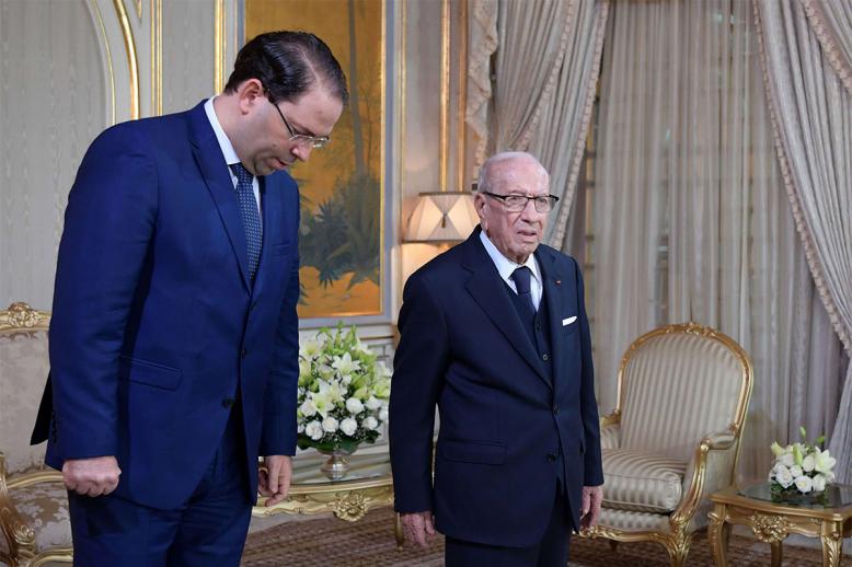 Tunisian President Beji Caid Essebsi (R) and Prime Minsiter Youssef Chahed