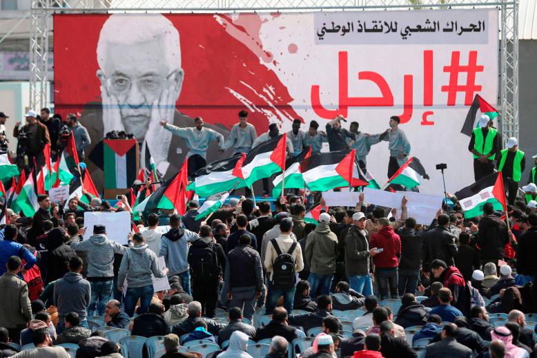 فلسطينيون يتظاهرون في غزة للمطالبة برحيل عباس