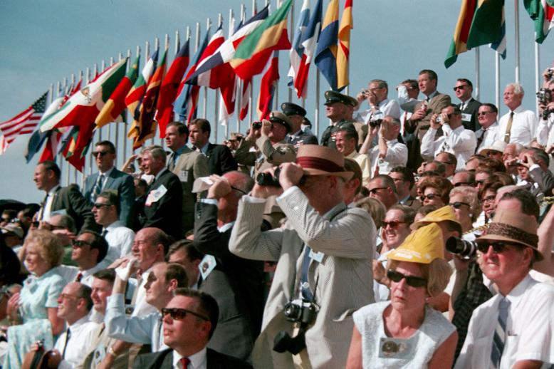 آلاف الناس الذين تجمعوا على شاطئ كوكوا للتفرج على عملية إطلاق الصاروخ نحو القمر عام 1969 والمناظير في أياديهم