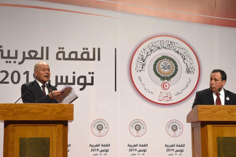 وزير الخارجية التونسي خميس الجهيناوي والأمين العام لجامعة الدول العربية أحمد أبوالغيط في قمة تونس