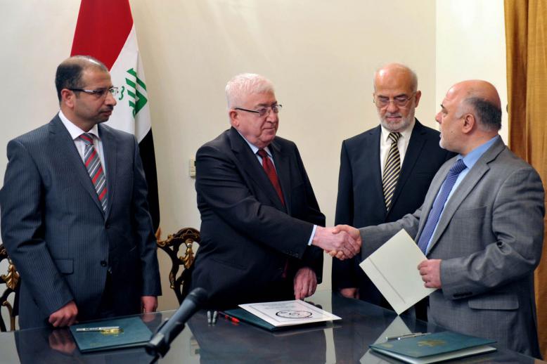 الرئيس العراقي السابق فؤاد معصوم يصافح رئيس الوزراء العراقي السابق حيدر العبادي بحضور رئيس البرلمان السابق سليم الجبوري ورئيس الوزراء الأسبق إبراهيم الجعفري