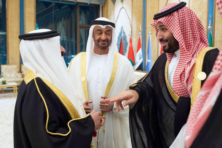 الشيخ محمد بن زايد ولي عهد أبوظبي يتوسط ملك البحرين الشيخ حمد بن عيسى آل خليفة وولي العهد السعودي الأمير محمد بن سلمان في قمة مكة