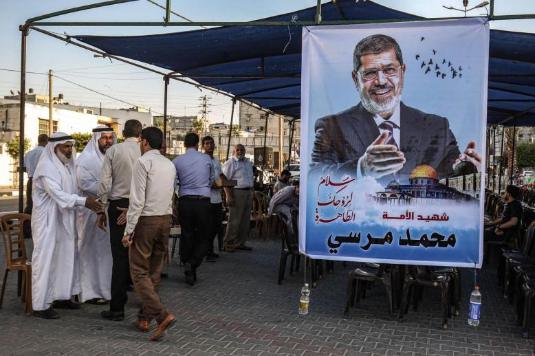 سرادق عزاء بوفاة الرئيس المصري السابق محمد مرسي في مخيم خان يونس في غزة