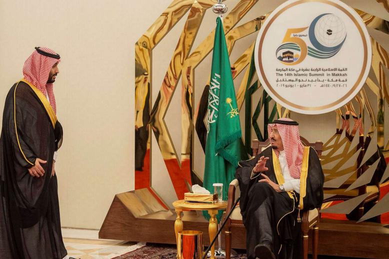 العاهل السعودي الملك سلمان بن عبدالعزيز يتحدث إلى ولي العهد الأمير محمد بن سلمان في قمة مكة