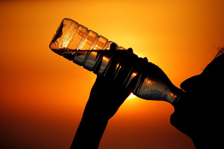شرب الماء 