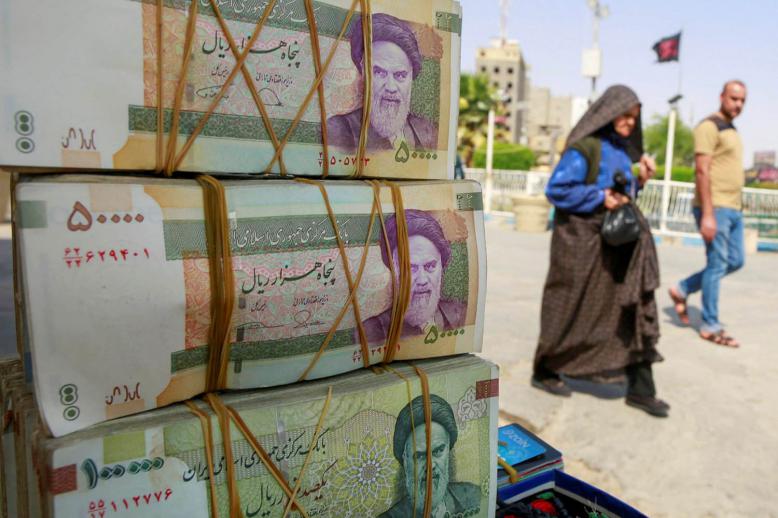 صراف في مدينة النجف يبيع العملة الايرانية