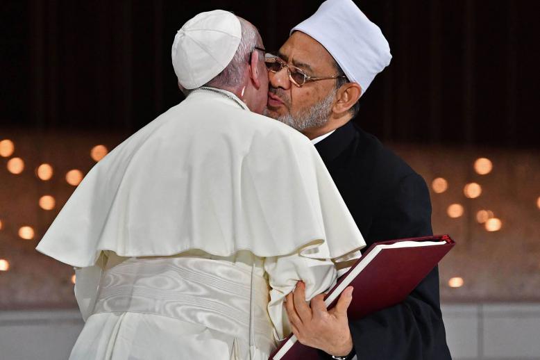 الحبر الأعظم البابا فرانسيس يعانق شيخ الأزهر أحمد الطيب في لقاء أبوظبي