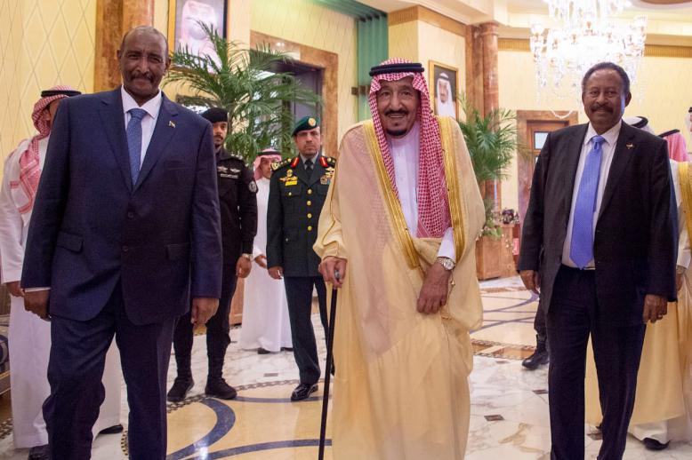 حمدوك والبرهان يستهلان جولتهما الخليجية بلقاء الملك سلمان