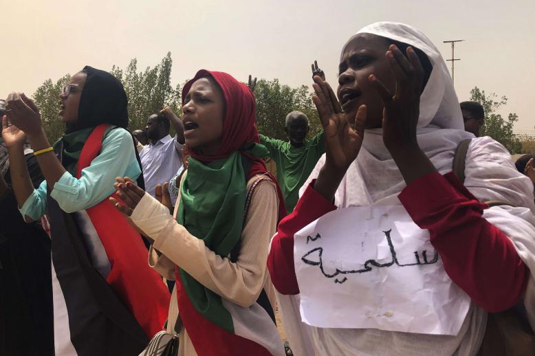نساء سودانيات يشاركن في احتجاجات رفع أسعار الخبز في يونيو 2019