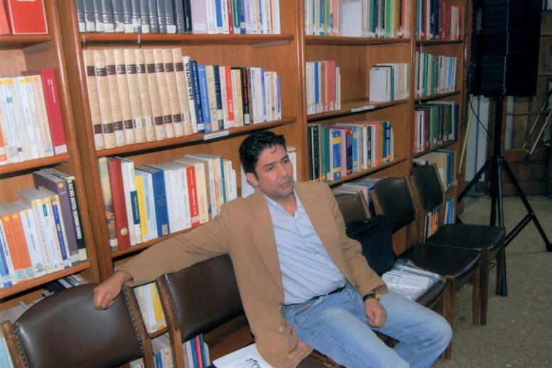 الشاعر المغربي محمد بلمو (الصورة من صفحة بلمو على فيسبوك)