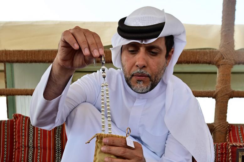 الإماراتي عبدالله السويدي يعرض لآلئ مزروعة في مشروعه برأس الخيمة 
