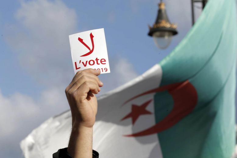 متظاهرون معارضون للانتخابات الرئاسية في الجزائر