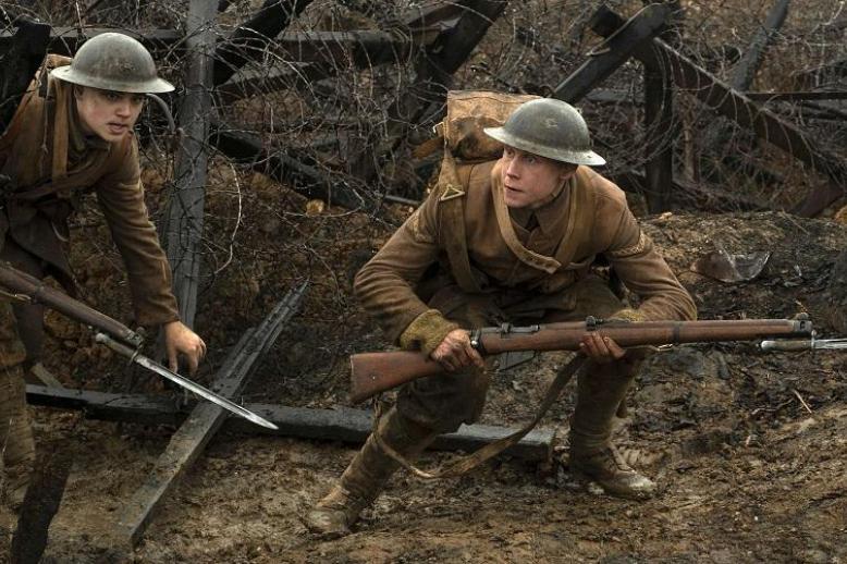 الممثلان تشارلز تشابمان وجورج ماكاي في مشهد من فيلم "1917"