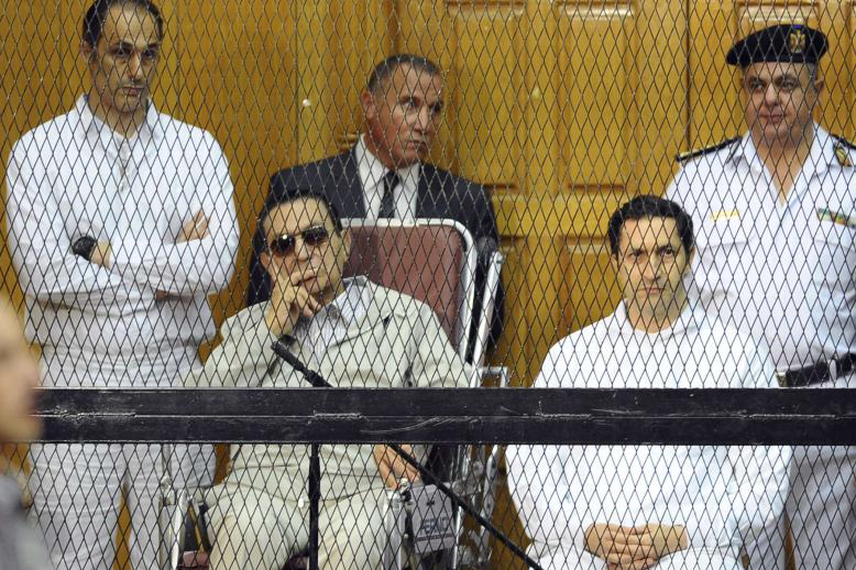 الرئيس المصري الأسبق حسني مبارك ونجليه جمال (يسار) وعلاء (يمين)
