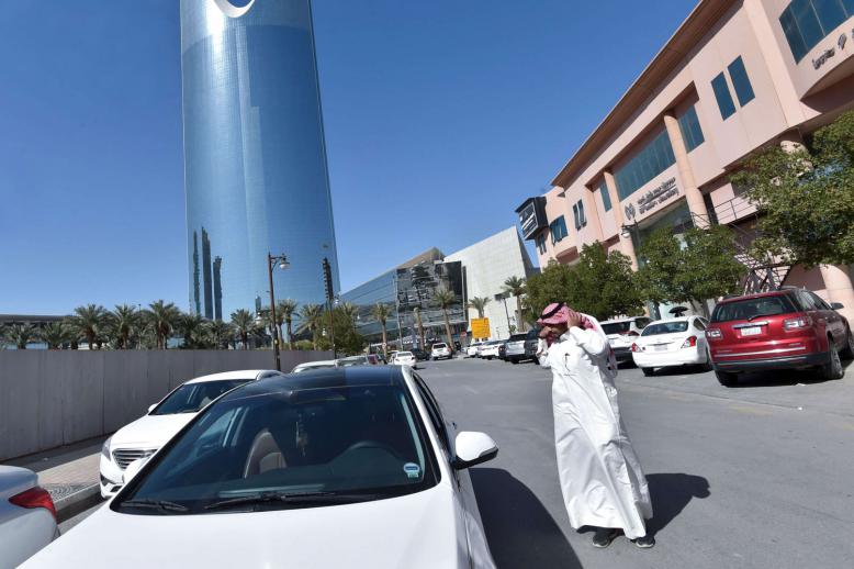 سعودي امام سيارته