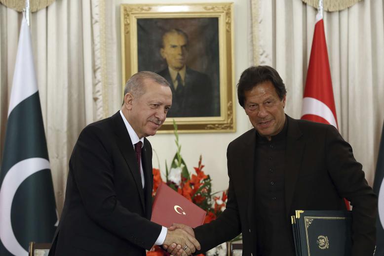 الرئيس التركي رجب طيب اردوغان ورئيس الوزراء الباكستاني عمران خان