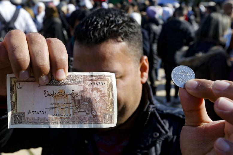 سعر الصرف الرسمي يعادل 700 ليرة مقابل الدولار