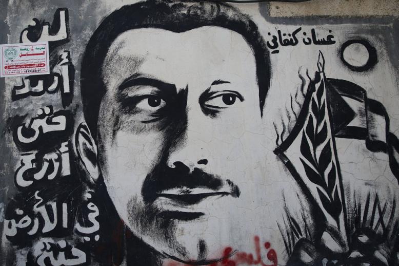 صورة غسان كنفاني على جدارية في مدينة الخليل