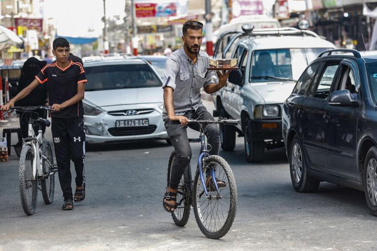 شاب فلسطيني في غزة يوصل القهوة على دراجة هوائية