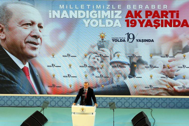 الرئيس التركي رجب طيب اردوغان يلقي كلمة في اجتماع حزبي