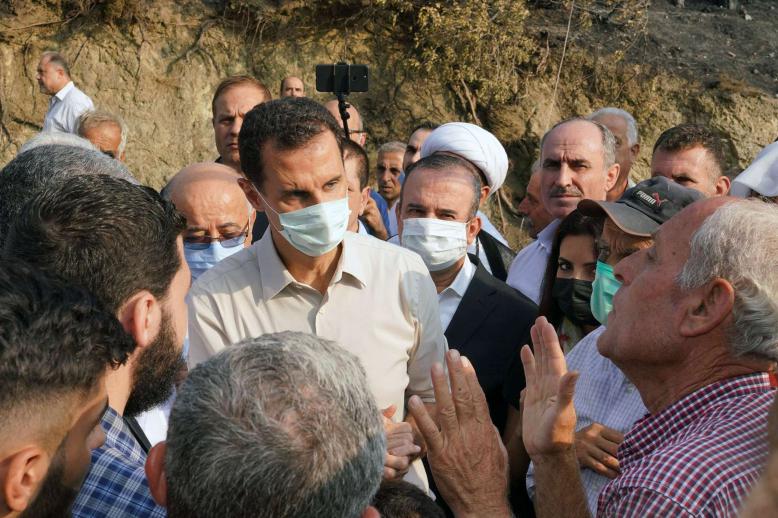 الأسد يتحدث مع متضررين من الحرائق الأخيرة 