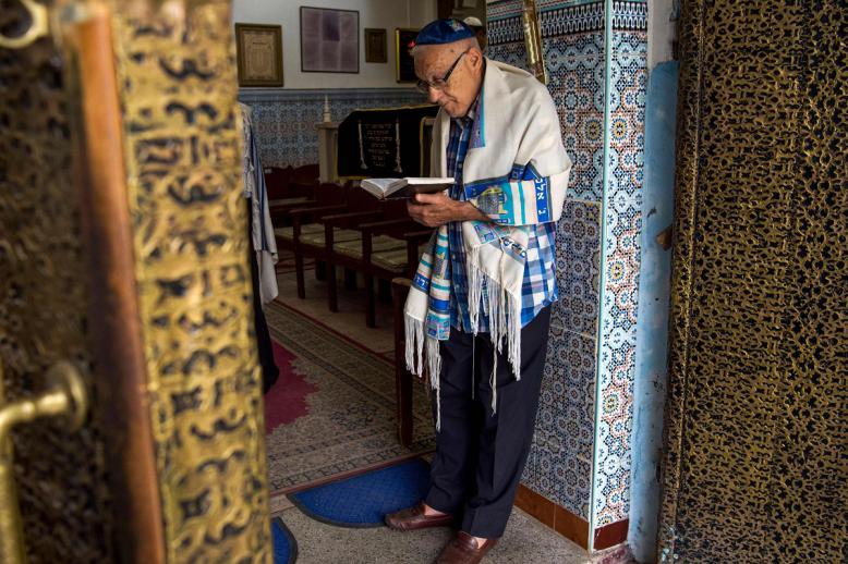 يهودي مغربي يشارك في احتفال ديني في مراكش