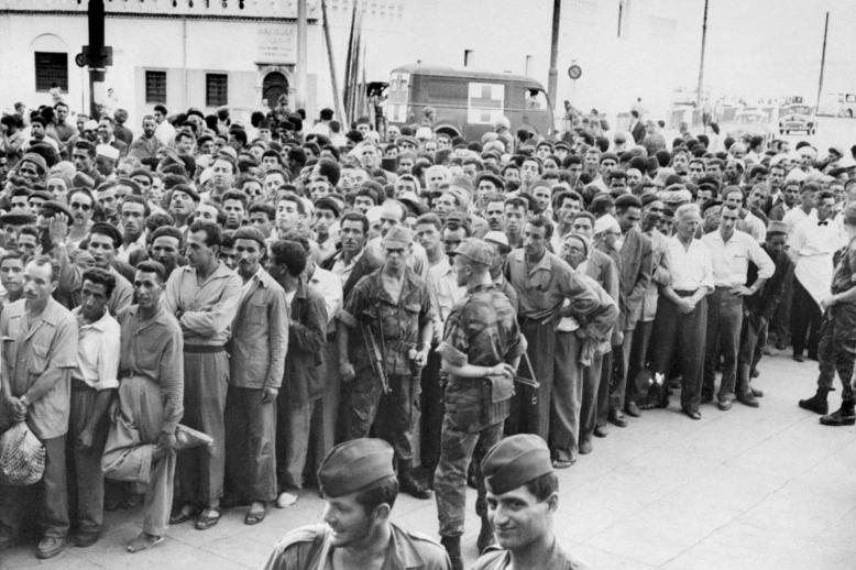 قوات فرنسية تعتقل المئات من الجزائريين (1957)