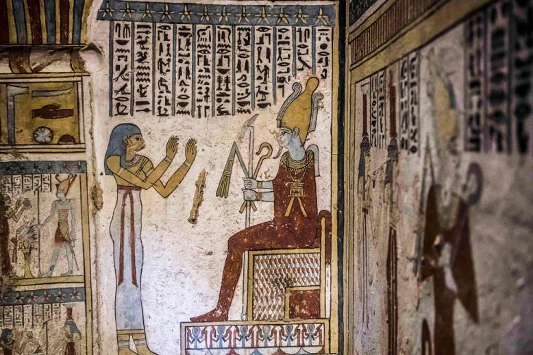 كتابة هيروغليفية ورسوم داخل مقبرة اكتشفت حديثًا في محافظة سوهاج جنوب مصر