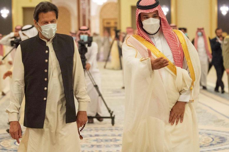 ولي العهد السعودي الأمير محمد بن سلمان (يمين) يستقبل رئيس الوزراء الباكستاني عمران خان