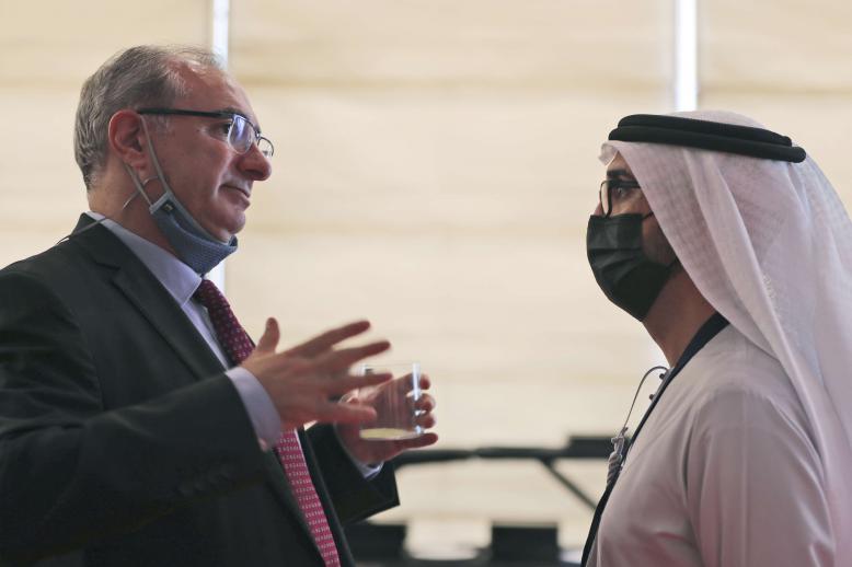 سفير إسرائيل في الإمارات إيتان نائيه (يسار) يتحدث مع مسؤول إماراتي خلال منتدى الاستثمار العالمي في دبي 