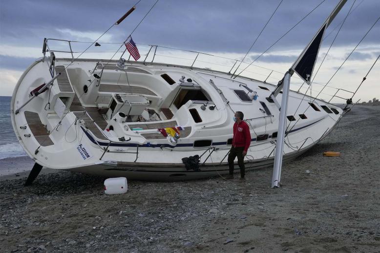 Clandestine migration on an expensive sailboat 