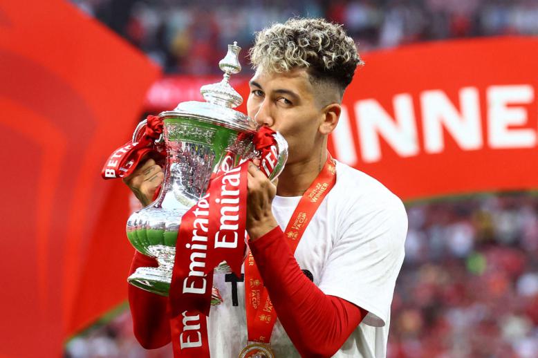 ليفربول يبقي على آماله في الرباعية التاريخية