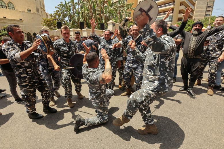 شرطة لبنانيون يرقصون احتفالا بإعادة انتخاب نبيه بري لرئاسة البرلمان