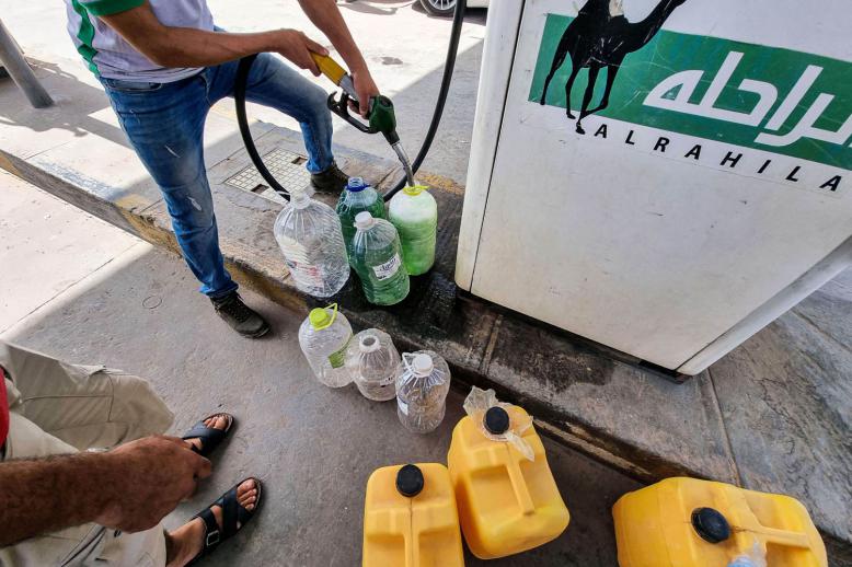 ليبيون يملأون حاويات وقناني بالوقود لتجاوز النقص العام في الوقد بالبلاد