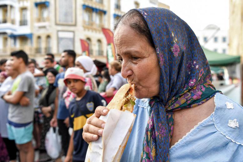 تونسية تأكل ساندويتش وسط العاصمة