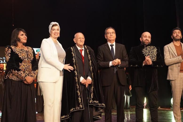 وزيرة الثقافة الجزائرية مع  الفنان طه العامري