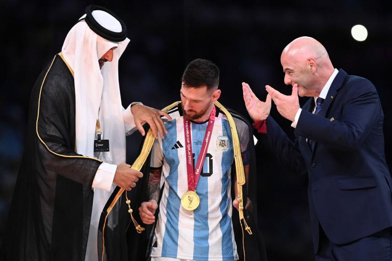 أمير قطر يُلبس ميسي البشت العربي لحظة تتويجه بالكرة الذهبية ولحظة تتويج الارجنتين بالكأس