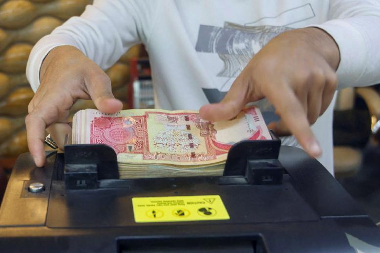 الدينار العراقي تضرر بتحويلات احتيالية وصلت الى 300 مليون دولار يوميا