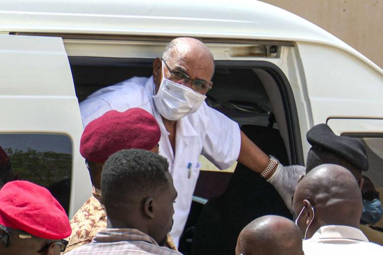 قيادة الجيش تُشيع الفوضى بإخراج البشير ومطلوبين للعدالة من السجن