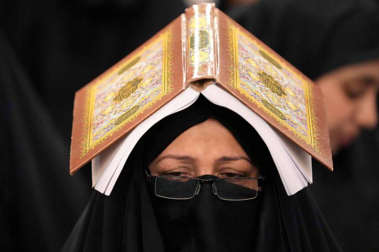 عراقية تحتفل بليلة القدر ضريح الأمام علي في النجف