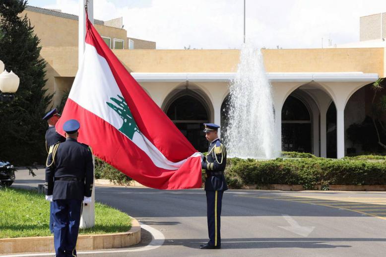جنود لبنانيون ينزلون العلم في قصر بعبدا