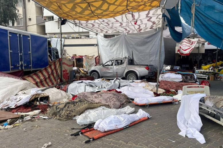 جثامين لفلسطينيين في مدخل مستشفى الشفاء في غزة