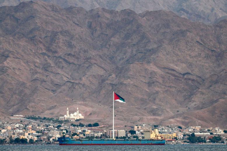 منفذ بحري وحيد يتعرض لتهديدات بسبب هجمات الحوثيين